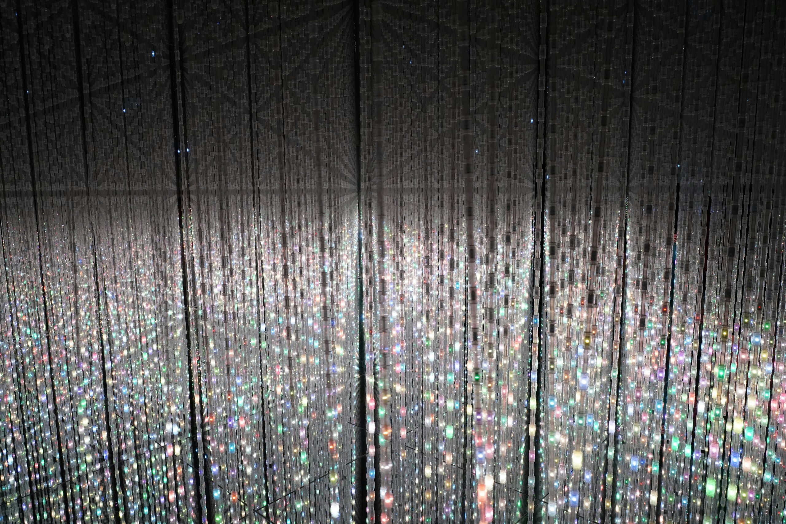 도쿄 teamLab Planets Infinite Crystal Universe의 무한 반사와 빛 설치 작품