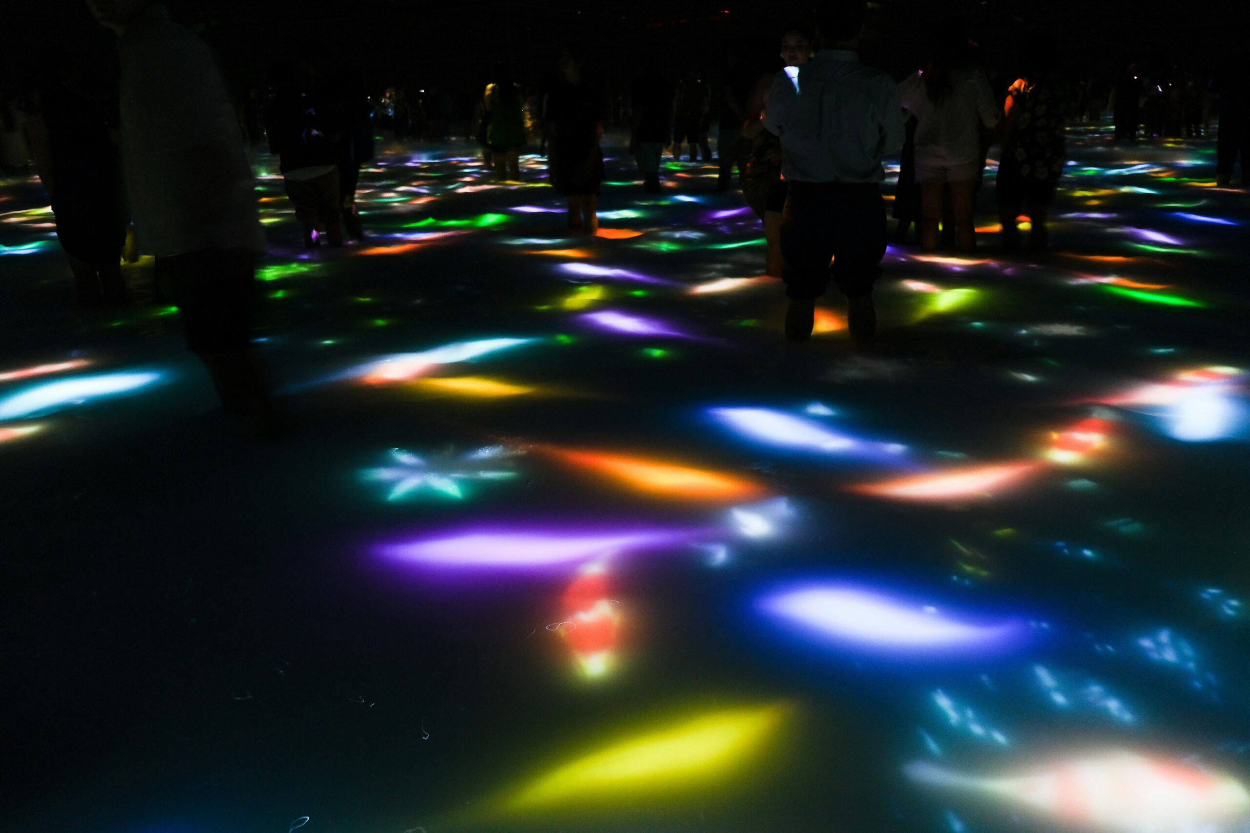 도쿄 teamLab Planets의 어두운 공간과 인터랙티브 라이트 작품