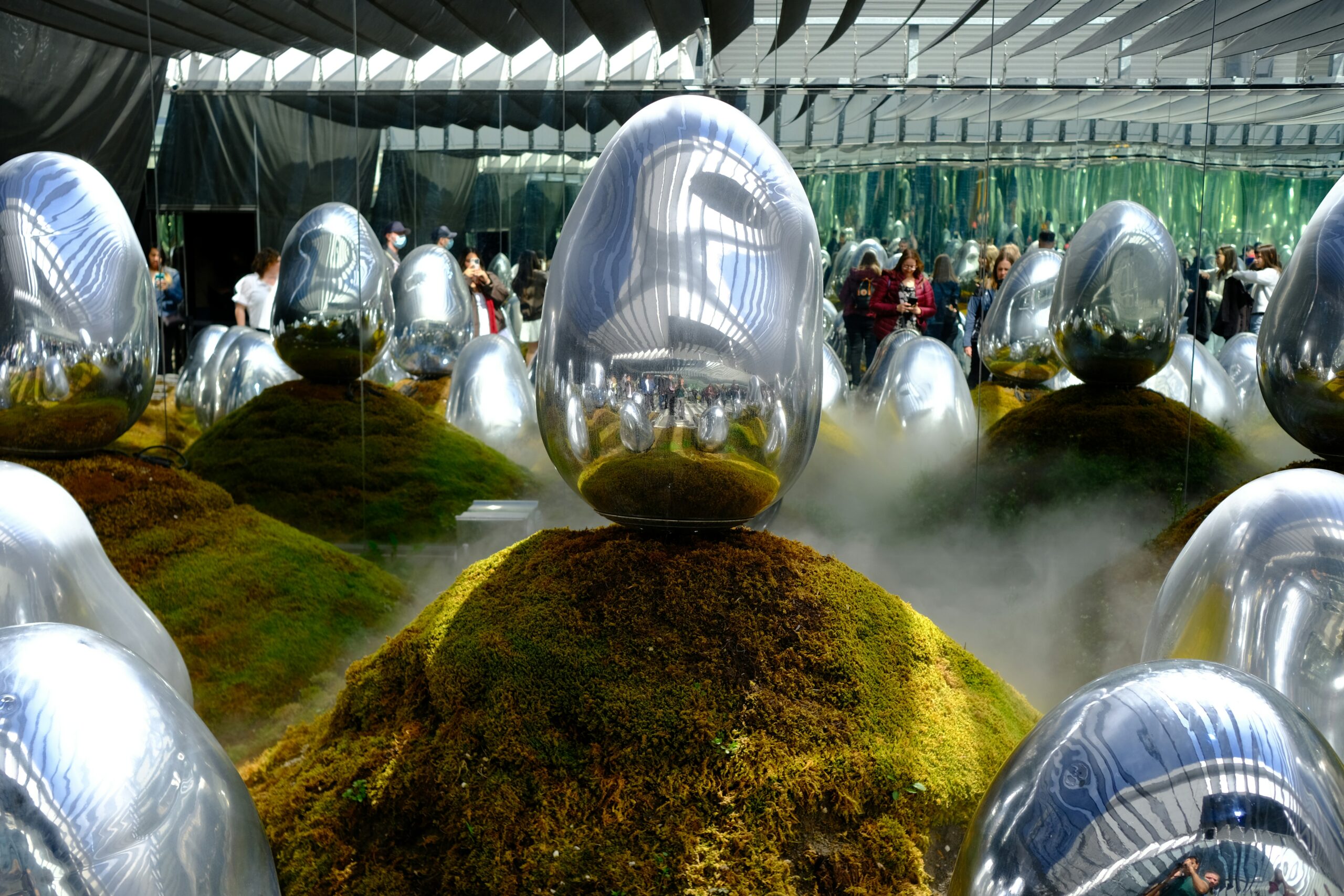 도쿄 teamLab Planets의 정원형 공간과 반사 오브제