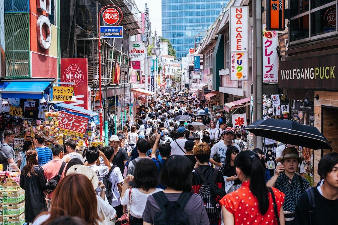 도쿄 하라주쿠 다케시타도리의 사람 많은 쇼핑 거리 풍경